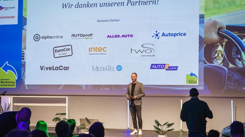 Moderator Tobi Grimm begrüßte die Teilnehmer. (Bild: Stefan Bausewein)