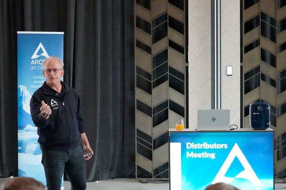Peter Jankowski (COO) eröffnet die Veranstaltung. (Bild: ARCTIC)