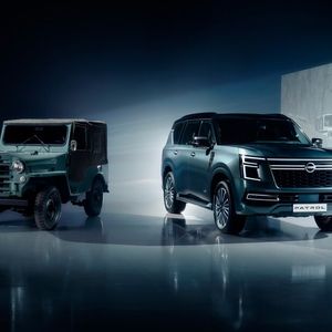 Auch der erste Nissan-Offroader (Typ W451) debütierte 1951 als zweieiiger Zwilling des Willys-Jeep (W461) und Vorfahre des bis heute gebauten Nissan Patrol (rechts). Genau wie Toyota mit dem Landcruiser bit Nissan den für eine Ausschreibung des japanischen Militärs entwickelten Wagen auf dem zivilen Markt an. Das 4W60 genannte Fahrzeuge wurde zu Beginn mit einem 3,7-Liter-Sechszylinder-Benzinmotor ausgerüstet, der ursprünglich aus dem Nissan-Bus Typ 290 stammte und 75 PS leistete. Die Form des Geländewagens ist der des Willys Jeep sehr ähnlich, aber die Dimensionen der Karosserie sind beim Nissan deutlich größer. (Bild:  Nissan)