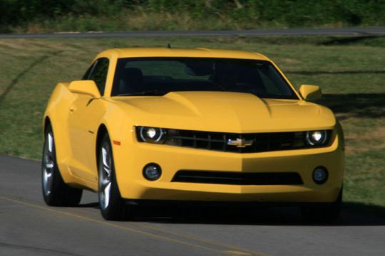 Selbst in einem amerikanischen Sportcoupé sollten 306 PS für standesgemäßen Vortrieb reichen. Leider präsentieren sich die galoppierenden Pferde durch die träge Sechsgang-Automatik derart zahnlos, dass man um das 6,2 Liter große Topmodell nicht nur wegen des Klangs nicht hinwegkommt. (Archiv: Vogel Business Media)