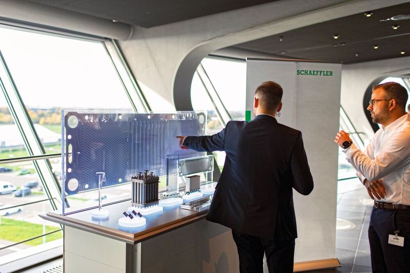 Schaeffler erklärte in der Ausstellung auch die Fertigung von Bipolarplatten.  (Bild: Max Niemann)