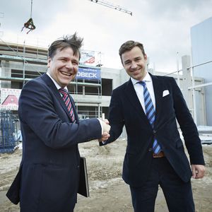 V.l.: Jan-Oliver Siebrand von der Handelskammer Hamburg gratuliert Frigo-Geschäftsführer Florian Redlefsen zum Bau des dritten Kühllagers.