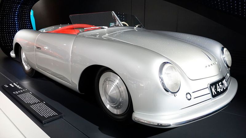 Am 8. Juni 1948 erhielt das erste Automobil mit dem Namen Porsche seine Zulassung: der Porsche 356/1 Roadster. Unter der Haube sorgte ein 1,1 Liter großer, luftgekühlter Vierzylinder-Boxer mit 35 PS für den Vortrieb des 585 Kilogramm schweren Wagens.   (Bild: Dominsky – VCG)