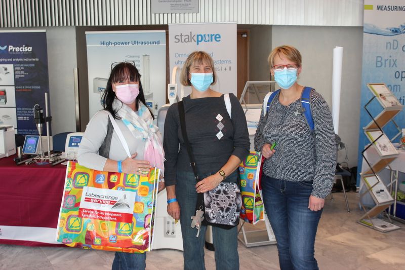 Besucherstimmen der LAB-SUPPLY Sindelfingen 2021(v. l.) Gabriele Quintus, Karin Burkhardt und Petra Blum, Lege Artis Pharma GmbH: Quintus: „Wir sind sehr gut beraten worden und hoffen, dass die LAB-SUPPLY weiterhin bei uns in der Nähe stattfindet.“ Burkhardt: „Es ist besser, wenn man mit jemandem direkt vor Ort sprechen kann, so wie hier.“  Blum: „Ich bin begeistert von der Messe. Unsere Erwartungen haben sich mehr als erfüllt.“   Weitere Infos zu den kommenden LAB-SUPPLY-Messen finden Sie auf www.lab-supply.info.    (LABORPRAXIS, C. Lüttmann)