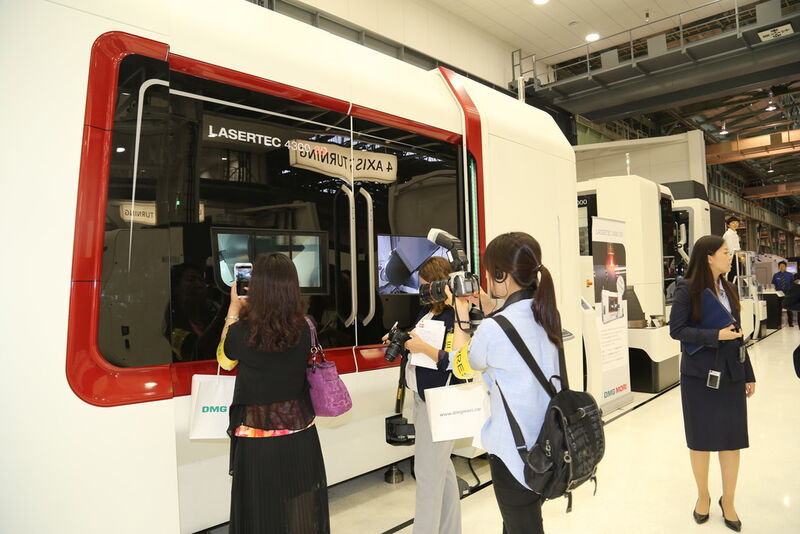 The new Lasertech 4300 3D attracted immense interest from journalists. The machine combines laser-welding with turning as well as 5-axis-milling. (Bild: Anne Richter, SMM)