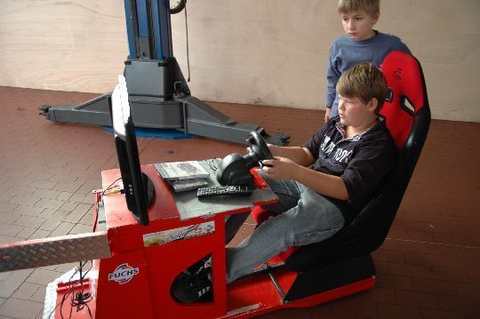 Bei den Kindern sorgte ein Fahrsimulator für Abwechslung. (Archiv: Vogel Business Media)