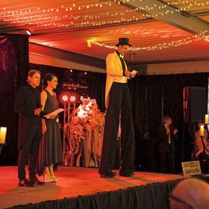 Neben Bauchladenfräuleins zogen auch Stelzenläufer(-innen) die Blicke auf sich. Selbstverständlich waren auch sie in historischen Kostümen gekleidet.(Bild:   Heinrich von Schimmer)