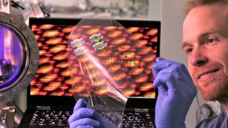 Experten aus Marburg haben es geschafft, druckbare Silberelektroden mit einer Deckschicht aus Kunststoff zu versehen, um ihre Leistung zu erhöhen. Hier blickt der daran beteiligte Doktorand, Felix Widdascheck, auf ein Ergebnis. (M. Dreher / Uni Marburg)