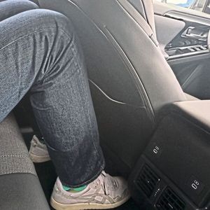 Hinter einem knapp zwei Meter großen Fahrer bleibt jedoch kaum Beinfreiheit.(Bild:  Sven Prawitz/Vogel Communications Group)