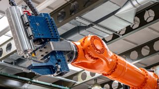 Die robotergeführte Rührreibschweißzange „Steppwelder“ im Einsatz an einem herkömmlichen 6-Achs-Industrieroboter. (Bild: Dominik Walz, MPA, Universität Stuttgart)