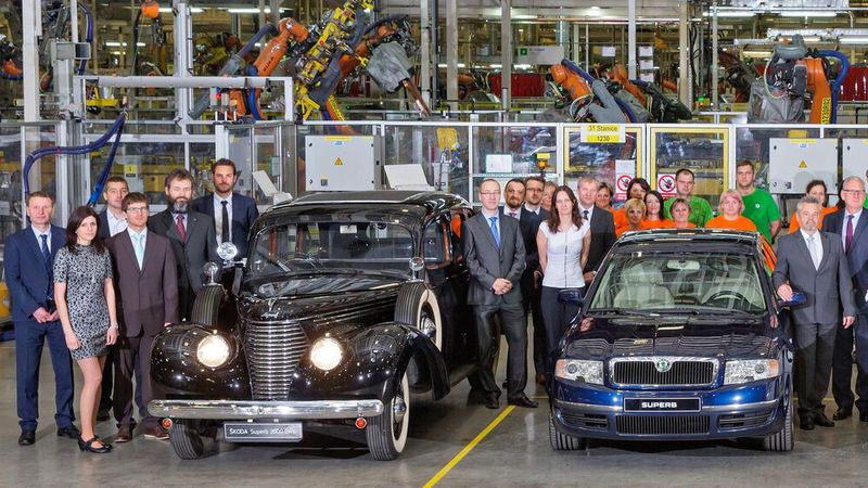 Im Zuge der 1990 begonnenen Privatisierung entschied sich die tschechoslowakische Regierung am 9. Dezember 1990 dafür, die damalige AZNP (Automobilové závody, národní podnik; dt. Automobilwerke, Nationalbetrieb) an die Volkswagen AG zu verkaufen. Am 16. April 1991 wurde Škoda die vierte Marke des Volkswagenkonzerns. Von dem entsprechenden Technologietransfer profitierte Škoda auch im Hinblick auf neue/alte Fahrzeugklassen. Mit dem neuen Superb gelang der Marken der Sprung zurück in die (obere) Mittelklasse. (Bild: Skoda)