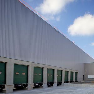 Lkw, die das Ceva-Lager im Prologis-Park Leipzig-Plaußig verlassen, haben nur einen kurzen Weg zur Bundesautobahn A14 oder zum Flughafen Leipzig-Halle. Bild: Prologis/Herschelmann