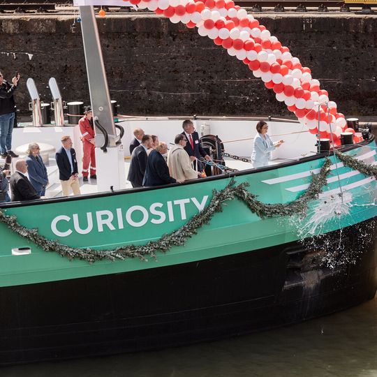 Bei dem feierlichen Taufakt der beiden neuesten Flottenzuwächse der HGK Shipping waren zahlreiche Gäste und Partner, darunter Vertreter der Stadt Köln sowie von Covestro zugegen.(Bild:  HGK Shipping / Christian Huhn)