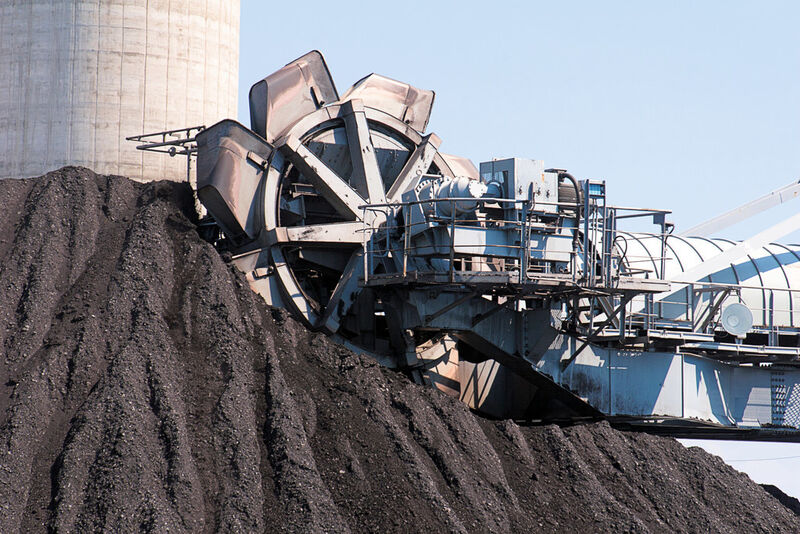 Fig. 1: The differences in bulk material properties between coal and lignite have huge influence on the material storage, handling, and processing equipment. (Bild: © okinawakasawa - Fotolia.com)