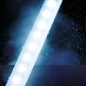 Die elegante CLA-Lichtleiste entspricht der Schutzart IP 69K: Auch unter Hochdruck können heißes Wasser und Staub ihr nichts anhaben.