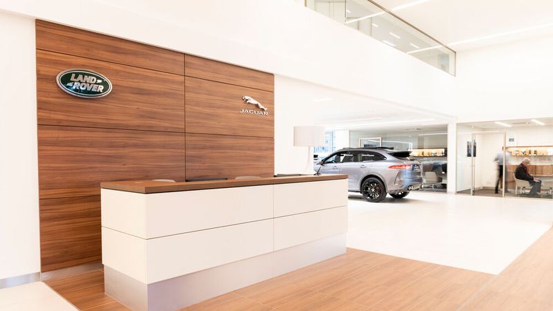 Der Strom für das Gebäude wird durch Solaranlagen und ein Blockheizkraftwerk komplett selbst erzeugt und auch zur Wärme- und Kältegewinnung genutzt. (Bild: Schneider-Gruppe)