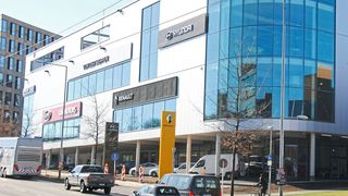Markantes Eck mit Glasfront kennzeichnet den neuen Standort.  (Bild: Baeuchle/»kfz-betrieb«)