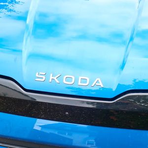 2. Das Design: Der Elroq trägt als erstes Modell von Skoda das von Grund auf neu konzipierte Designkleid. Sichtbar wird das in der Frontansicht durch den Skoda-Schriftzug (statt Pfeil-Logo), dem vertieften Mittelteil der Fronthaube und dem schmalen Band, das früher der Kühlergrill war.(Bild:  Grimm – kfz-betrieb)