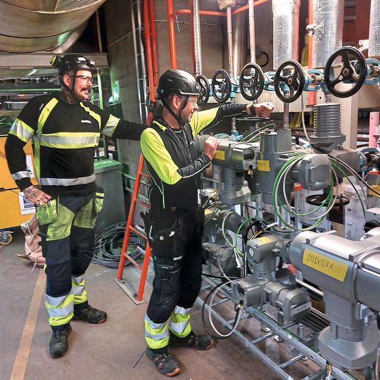 Retrofit-Experten von Auma unterstützen Anlagenbetreiber bei der Nachrüstung von modernen, leistungsfähigen Stellantrieben für die Armaturenautomatisierung.(Bild:  Auma)