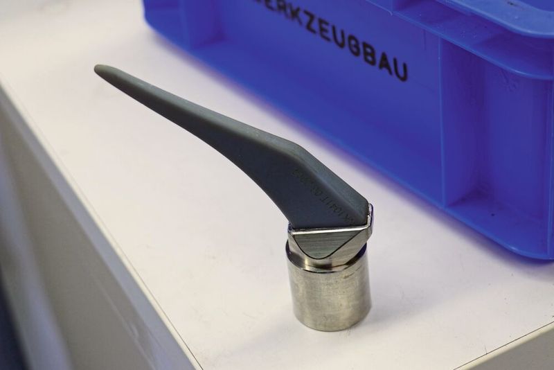 Die Kopfabdeckung eines Hüfteinschlägers fertigt Aesculap hochautomatisiert. Der 60-Paletten-Vorrat erlaubt eine mannlose Wochenendschicht. (Bild: Open Mind)