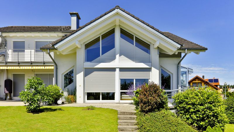 Alu-Rollläden können als wirksamer Hitzeschutz den kostspieligen Betrieb von Klimaanlagen oft überflüssig machen. (Bild:  Schanz)