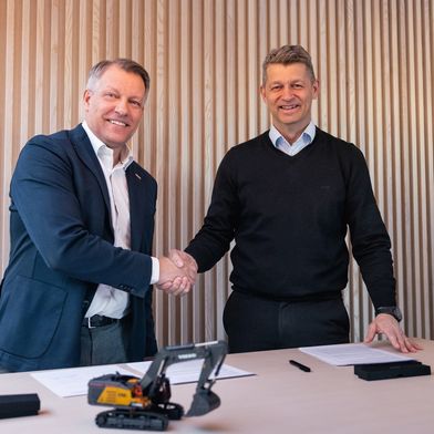 (v. l. n. r.) Niklas Persson, CEO des Geschäftsbereichs Grid Integration bei Hitachi Energy, und Melker Jernberg, Präsident von Volvo Construction Equipment (Volvo CE). (Bild: Hitachi Energy)