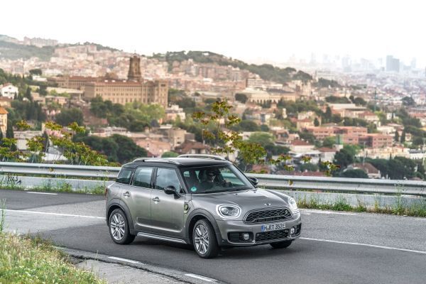 Der MINI Cooper S E Countryman ALL4 ist der erste Mini, bei dem ein Plug-in-Hybrid-Antrieb die Möglichkeit zu rein elektrischer und damit lokal emissionsfreier Mobilität eröffnet. (Mini)