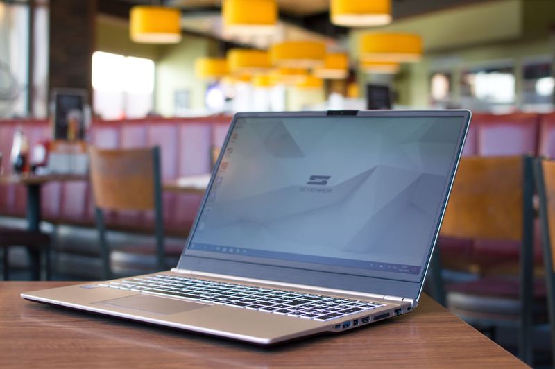 Reisetauglich: Das Ultrabook Slim 15 besteht nun teilweise aus Aluminium. Der Quadcore-Mobilrechner bringt 1,5 kg auf die Waage. (Schenker Technologies)