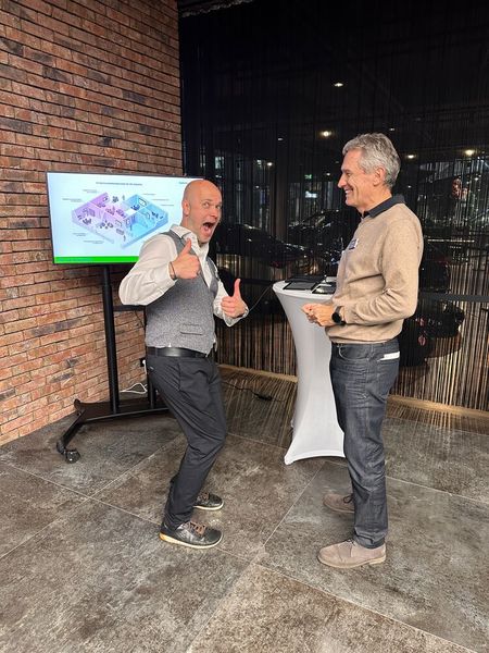 Thorben-Thörless Hey (l., komma.tec redaction) schult Willi Neumeier (KraftCom) mit einer Prise Humor. (Bild: Vogel IT-Medien)