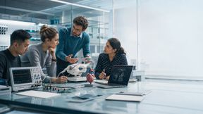 Medizintechnik studieren: Im Studium treffen Mathematik, Elektrotechnik, Informatik und medizinische Grundlagen aufeinander.  (Bild: Guido Deußing / KI-generierte Illustration)