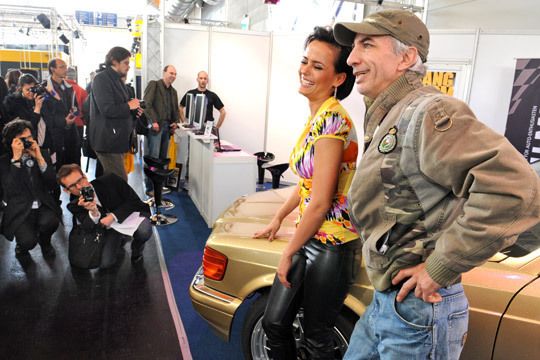 Sogar der Schauspieler Ralf Richter schaute vorbei. Und mit diesem Foto schließt sich der Kreis. Die Dame neben ihm ist nämlich Martina Ivezaj, die Miss Tuning 2009. (Archiv: Vogel Business Media)