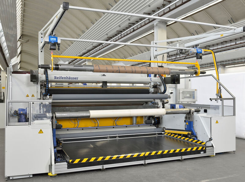 Mit dem von Reifenhäuser Cast Sheet Coating neu konzipierten Horizontal-Schiebewickler der Baureihe MIDEX-HSD lassen sich Rollendurchmesser bis 1200 mm problemlos realisieren, wie es heißt. (Bild: Reifenhäuser)