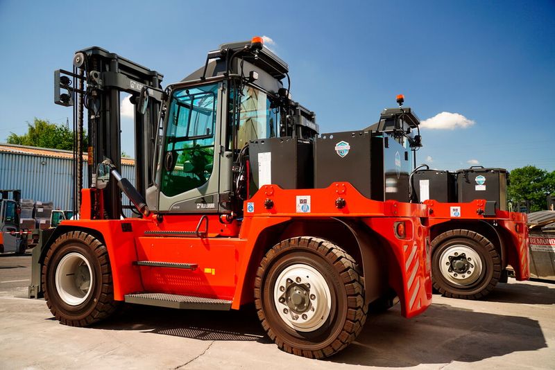 Hier der Blick auf Kalmar-Elektrostapler der Typen ECG 120 short und ECG 150 short, die bei VDM Metals jetzt ihren Dienst tun. Sie charakterisiere der kurze Radstand und die symmetrische Bereifung. 12.000 respektive 15.000 Kilogramm können die Stapler transportieren. (Bild: Kalmar)