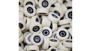 Jubiläum eines Mobilmachers aus Polyamid: 6 Millionen Rollen aus Lauramid wurden von Handtmann Elteka für den Automobilbereich im Verlauf der letzten 12 Monate produziert. (Bild: Handtmann Elteka)