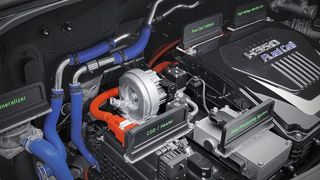 Die Brennstoffzellentechnik steckt unter der Fronthaube. (Hyundai)