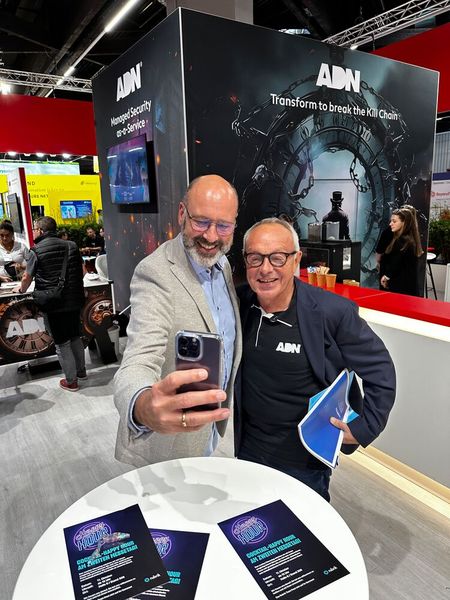 Selfie-Profis auf frischer Tat ertappt, Christian Gäbel (l., pco) und Hermann Ramacher (ADN). (Bild: Vogel IT-Medien)