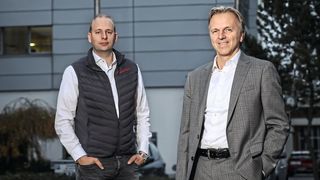 Freuen sich auf die Zusammenarbeit: Der Schüttflix-Gründer und CEO Christian Hülsewig und der technische Leiter der Strabag-Direktion NRW Thomas Nyhsen. (Bild: Schüttflix, Oliver Schaper)