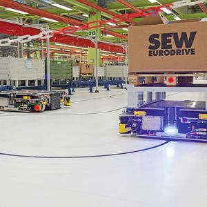 Im Bereich der Getriebemontage in Graben-Neudorf hat SEW-Eurodrive bereits ein Konzept mit mobilen Logistik- und Montageassistenten implementiert. 