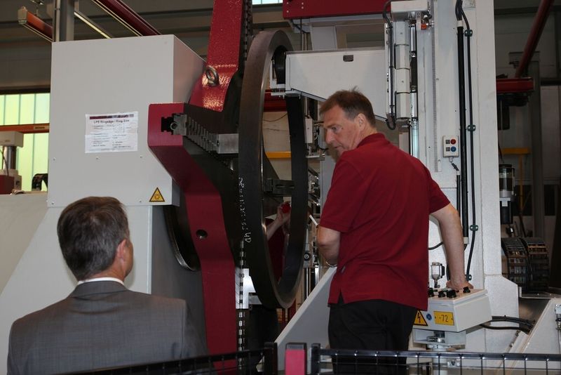 Das Sägen der riesigen Elemente schafft eine LPS-Ringsäge. Der Clou: Auf einem Dorn werden automatisch die abgetrennten Ringe abgelegt und ermöglichen so ein bedienerloses Arbeiten über mehrere Stunden. Diese zustellbare Auffangvorrichtung zum Zwischenlagern der Abschnitte ist so konzipiert, dass eine Kollision der Abschnitte mit dem Sägeband ausgeschlossen ist. (Bild: Königsreuther)