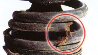 Rost ist häufig das erste Warnsignal für einen möglichen Federnbruch. Meist tritt er an den unteren Windungen auf, hier ist der „Beschuss“ durch Straßenschmutz, Steinschlag und Spritzwasser am intensivsten. (gkn)