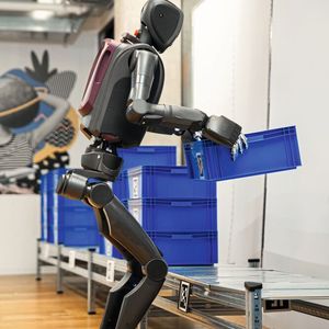Dynamische Anpassung: Die Interaktion mit bestehenden Regalsystemen und Behältern zeigt, wie sich die Roboter an wechselnde Anforderungen und vollständige Arbeitsabläufe in der Praxis anpassen müssen.(Bild:  Mentee Robotics)