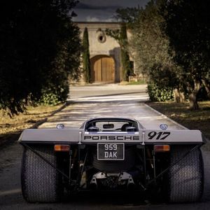 Ursprünglich war am Heck des Wagen ein vom 911 abgeleiteter großer Schalldämpfer montiert, der 40 bis 50 PS Leistung gekostet haben soll, jedoch als Zugeständnis an eine Straßenzulassung nötig war. Der Reiseverbrauch soll um die 30 Liter/100 km betragen haben.(Bild:  Porsche AG)