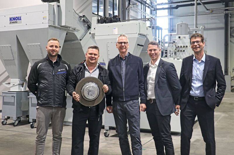 Siegmund Tonn und Boris Memel von SHW Brake Systems (2. und 3. von links) sind mit der Unterstützung durch Leonard Knaus von Bantleon (links) sowie Daniel Kujundzic und Ralph Knobelspies von Knoll hochzufrieden. (Bild: Knoll)