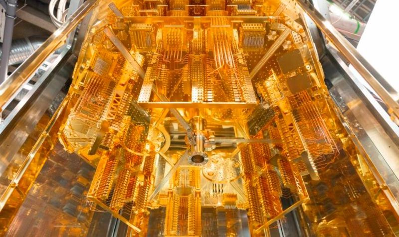 Blick in einen der 'Kronleuchter" von dem finnischen Unternehmen Bluefors; das Unternehmen liefert auch an IBM. (Bild:  Blue Fors)