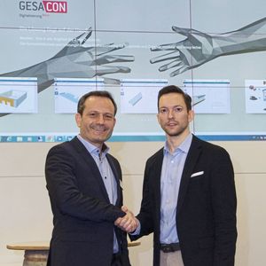 Digitalisierung für Blechverarbeiter: Luigi Greco (l.) und Markus Tschanter besiegeln offiziell die Gründung des auf Beratung und Verwirklichung von Konzepten zu Industrie 4.0 spezialisierten Dienstleisters Gesacon GmbH.  (Bild:  Konrad Mücke / SMM)