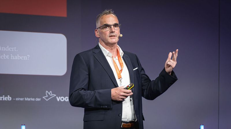 Software-Experte Dr. Christian Knobloch warnte die Zuhörer vor Weltuntergangsstimmung in Bezug auf den Einfluss, den Global Player wie Google oder Apple auf die Kfz-Branche haben.  (Bild: Stefan Bausewein)