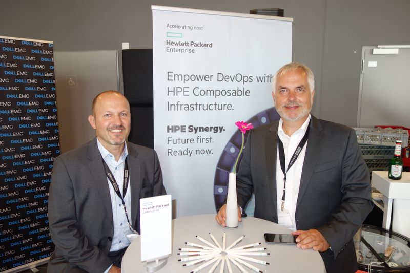 (l.) Marcus Licht und Hubertus Schulz, Hewlett Packard Enterprise, stehen für jegliche Fragen zur Verfügung. (Bild: IT-BUSINESS)