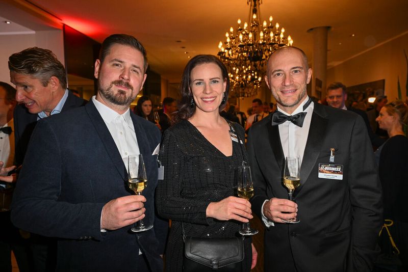 Svenja Mohn (Vogel IT-Akademie) mit (l.) Frank Bollen und Christian Herzog (EXTRA). (Bild: Hannes Magerstädt)