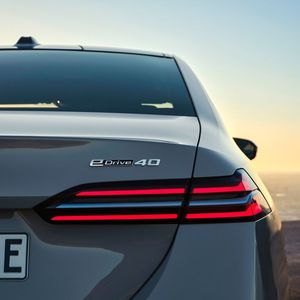 Horizontale Leuchtstreifen setzen in der Heckansicht Akzente. (Bild:  BMW)