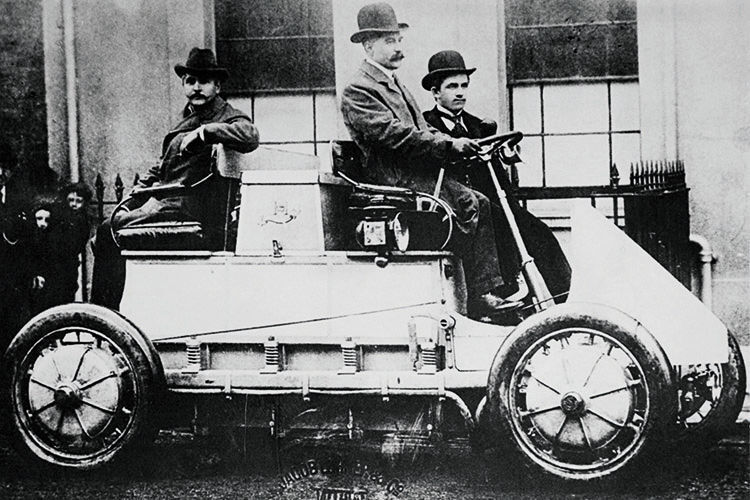 Der Lohner-Porsche-Rennwagen von 1900: Vier Radnabenmotoren mit etwa 1,8 kW machten ihn  zum ersten allradgetriebenen Fahrzeug. Der 44-zellige Akkumulator mit 300 Ah und 80 V erlaubte eine Fahrstrecke von 50 km pro Batterieladung, die maximale Geschwindigkeit betrug 50 km/h. (Gemeinfrei, via Wikimedia Commons)